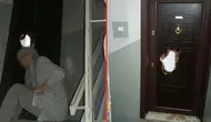 Manisa'da komşusunun kapısını matkapla kıran kadın gözaltına alındı