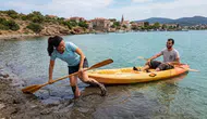 Cunda Adası'nda suya giren kadın çamura saplandı ! Kanodan destek alarak kurtuldu