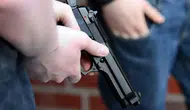 Tartışma silahlı kavgaya dönüştü : Ateş açarken kendi bacağını vurdu