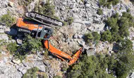 Antalya'da iş makinesi uçurum devrildi : Operatör yaralandı