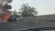Şanlıurfa Siverek'te seyir halindeki otomobil alev topuna döndü