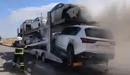Ağrı'da otomobil yüklü tır alev alev yandı