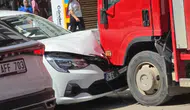 Adıyaman'da otomobil park halindeki kamyonete çarptı !