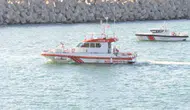 Rize açıklarında denize inen uçak limana çekildi