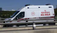 Zeytinburnu’nda otomobil otopark duvarından boş araziye düştü