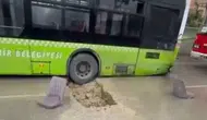 Adana'da yağış sonrası yolda çukur oluştu : Belediye otobüsü içine düştü