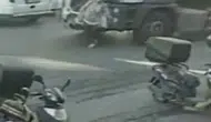 Küçükçekmece'de kadının su tankerinin altında kaldığı kaza anı güvenlik kamerasında