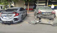 Kontrolden çıkan otomobil 2 araca çarptı : Sürücü olay yerinden kaçtı