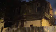 Fatih'te fırtına ve sağanak yağış nedeniyle tarihi ahşap binada kısmi çökme