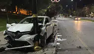 Sivas'ta otomobil aydınlatma direğine çarptı : 4 yaralı