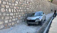 Adıyaman Besni'de otomobil istinat duvarına çarptı : 1 yaralı