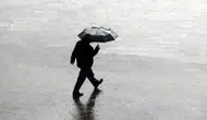 İstanbul’da aniden bastıran sağanak yağış hayatı felç etti :