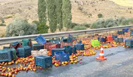 Ankara Polatlı'da tır yan yattı : Şeftaliler yola saçıldı
