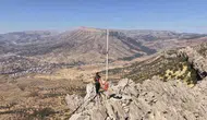 Hakkari’de yıpranan Türk bayrağını gazeteci yenisiyle değiştirdi