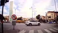 Bursa'da hatalı dönüş kazası ! İki otomobil böyle çarpıştı