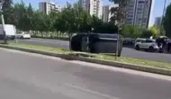 Diyarbakır'da hafif ticari araç refüje çarparak yan yattı: 1 yaralı