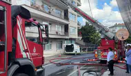 İstanbul Sarıyer'de korkutan yangın : 2 binanın çatısı ve araç hasar gördü