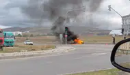 Bayburt'ta seyir halindeki kamyonet kasasındaki jeneratör yandı