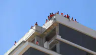 Denizli’de 4 aydır maaşlarını alamayan işçiler çatıya çıktı
