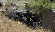 Bingöl'de otomobil dereye devrildi : 1 ölü, 4 yaralı