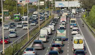 İstanbul Anadolu Yakası'nda trafik yoğunluğu yüzde 85'i gördü, metrobüs durakları kilitlendi