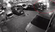 Esenyurt'ta yokuş aşağı kayan araç park halindeki otomobillere çarptı