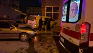 Otomobille Çarpışan Minibüs Dükkana Daldı: İki Yaralı