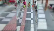 Şanlıurfa'da İki Kız Kardeşin Çantalarını Abisi Sırtladı