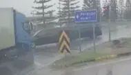 Manavgat'ta kırmızı ışıkta geçen tır VİP araçlara çarptı: 2'si turist 3 yaralı