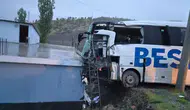 Şırnak'ta Otobüs ile Tır Çarpıştı: Evin Çatısına Uçan Otobüste 15 Kişi Yaralandı
