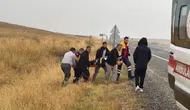 Diyarbakır'da seyir halindeki pikabın lastiği patladı : Şarampole yuvarlandı