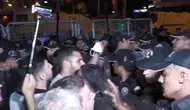 İzmir'de Cemil Tugay protestosuna polis engeli
