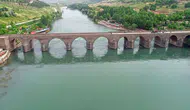 Dicle Nehri'nde mahsur kaldılar: 2 kişi botla kurtarıldı