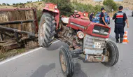 Rampayı çıkamayan traktör geri kaçtı, römork devrildi : 3 yaralı