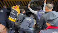 İstanbul Maltepe'de otomobil otopark duvarına çarptı