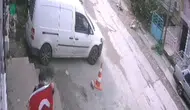 İzmir'de yere düşen Türk bayrağını gören gençten duyarlı davranış