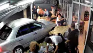 Yunanistan'da Alkollü Sürücü Restorana Daldı: 3 Yaralı