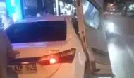 Mersin'deki kazada minibüsün kapısı otomobilde asılı kaldı