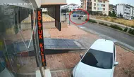Elazığ'da iki otomobil çarpıştı : Kaza anı kamerada, 3 yaralı