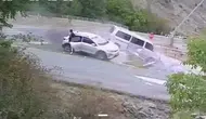 Gümüşhane'de minibüs ile otomobil durağa daldı: 4 yaralı