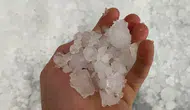Hatay'ın Arsuz ilçesinde şiddetli sağanak ve dolu hayatı olumsuz etkiledi