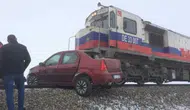 Kars'ın Akyaka İlçesinde Yük Treni Otomobile Çarptı