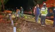 Tarsus'ta devrilen kamyondan savrulan karpuzlar 2 kişiyi yaraladı