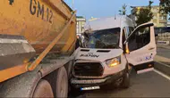 İstanbul Arnavutköy'de Servis Minibüsü Kamyona Çarptı: 9 Yaralı