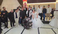 Bandırma'da düğünde sıra dışı takı : Damada tır lastiği taktılar