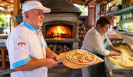 İsveç'ten Çorum'a dönüp köyde pizzacı dükkanı açtı