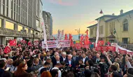 İzmir'de Cemil Tugay protestosu : Yürüyüşe polis barikatı engeli