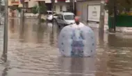 Mersin'de Su Biri̇ken Caddede Şeffaf Balonla Yürüdü
