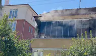 Bolu'da korkutan balkon yangını : Elektrik kaynaklı alevler evin içine sıçramadan söndürüldü