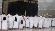 Mekke'de sağanak yağmur altında Kabe'de akşam namazı